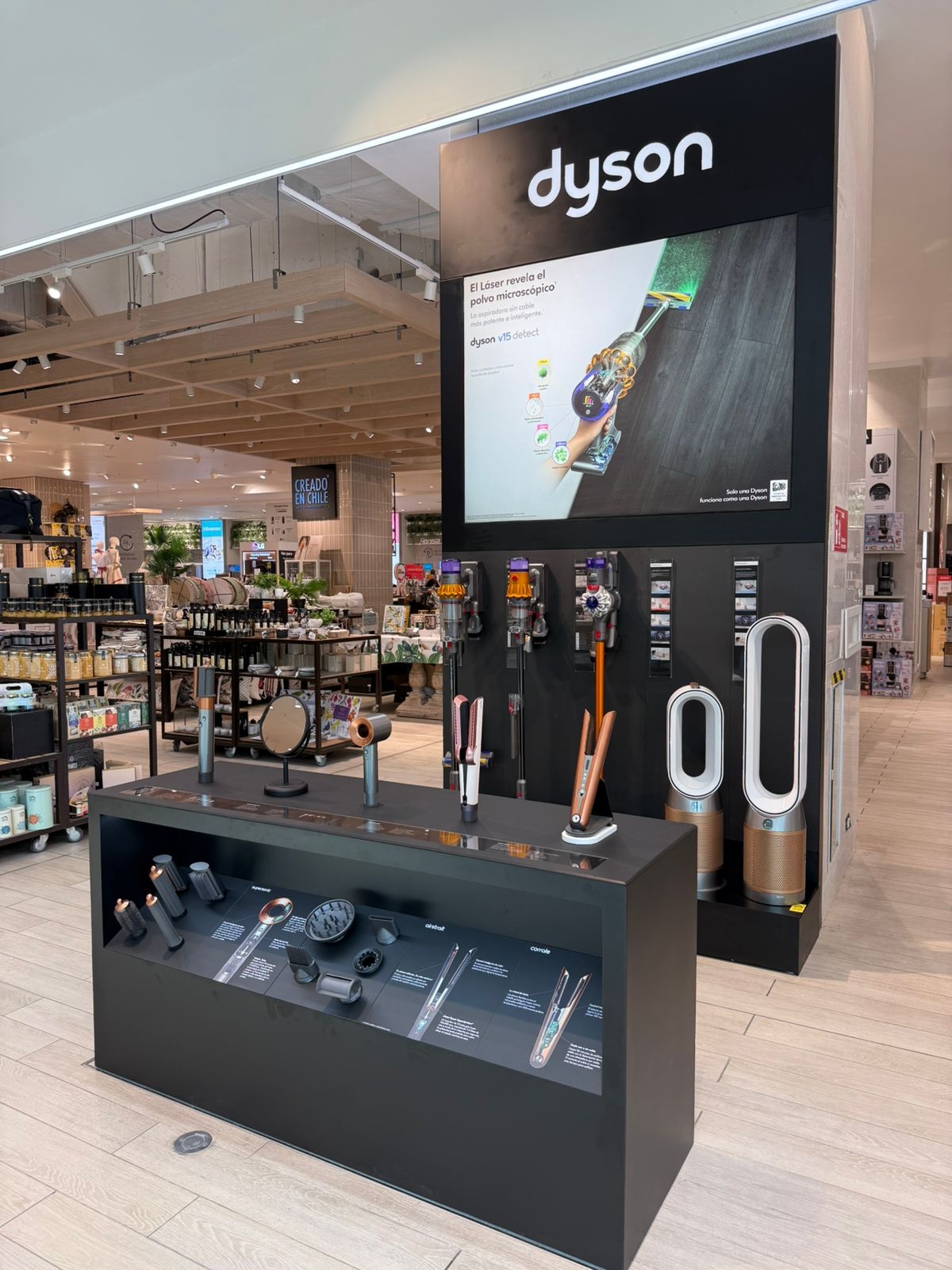 Así es el primer punto de venta físico de Dyson en Chile, ubicado en la tienda Falabella del Parque Arauco.