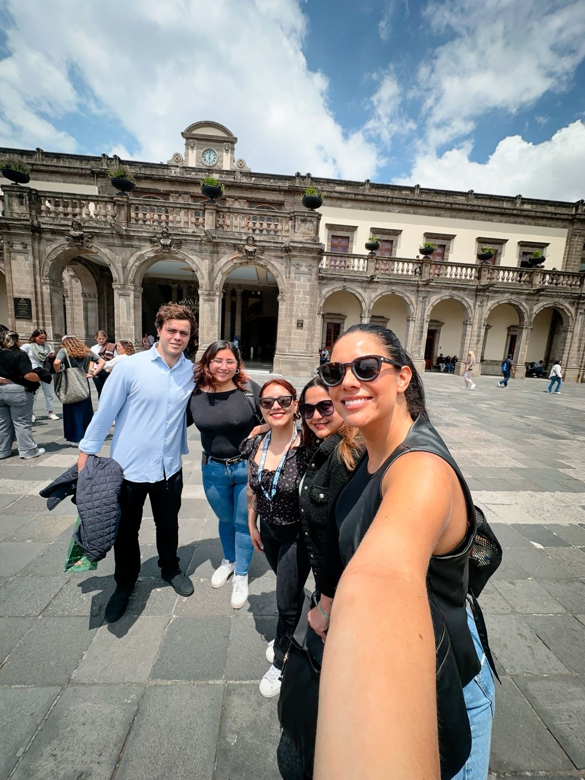 Camila paseando en México con las mujeres becadas