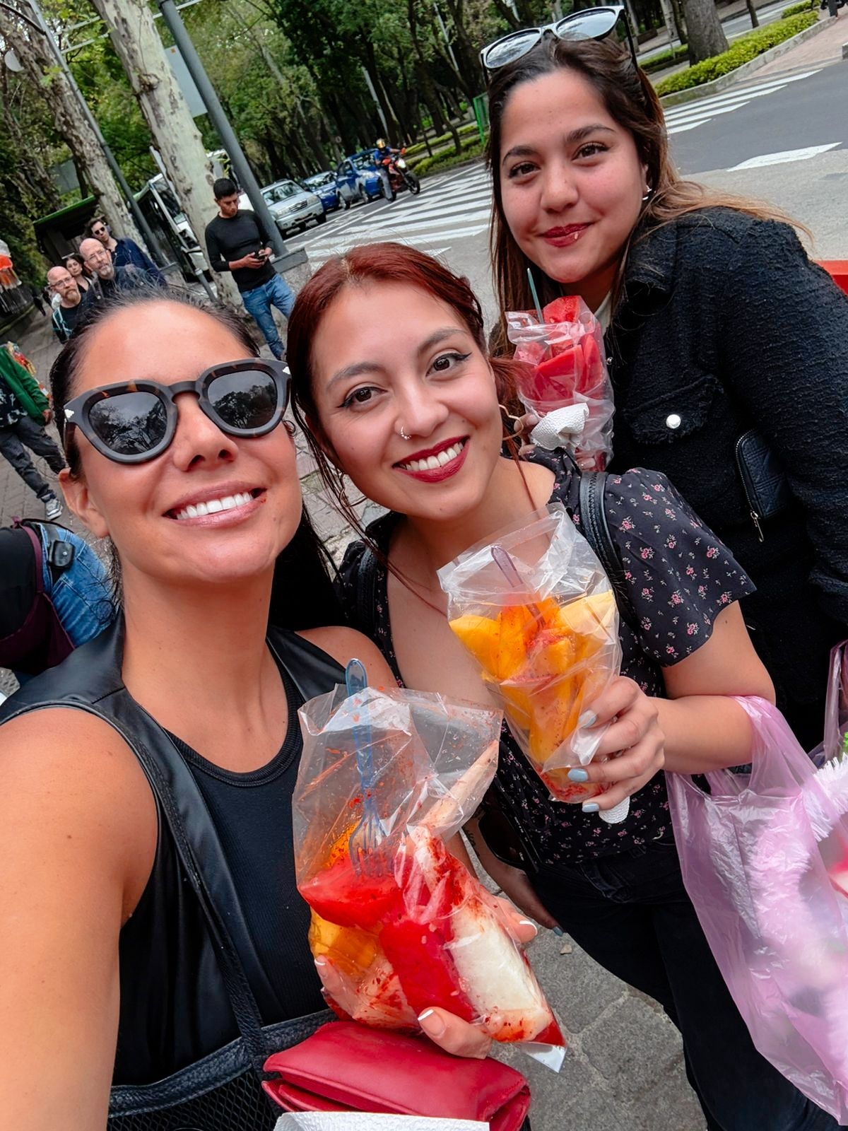 Camila paseando en México con las mujeres becadas