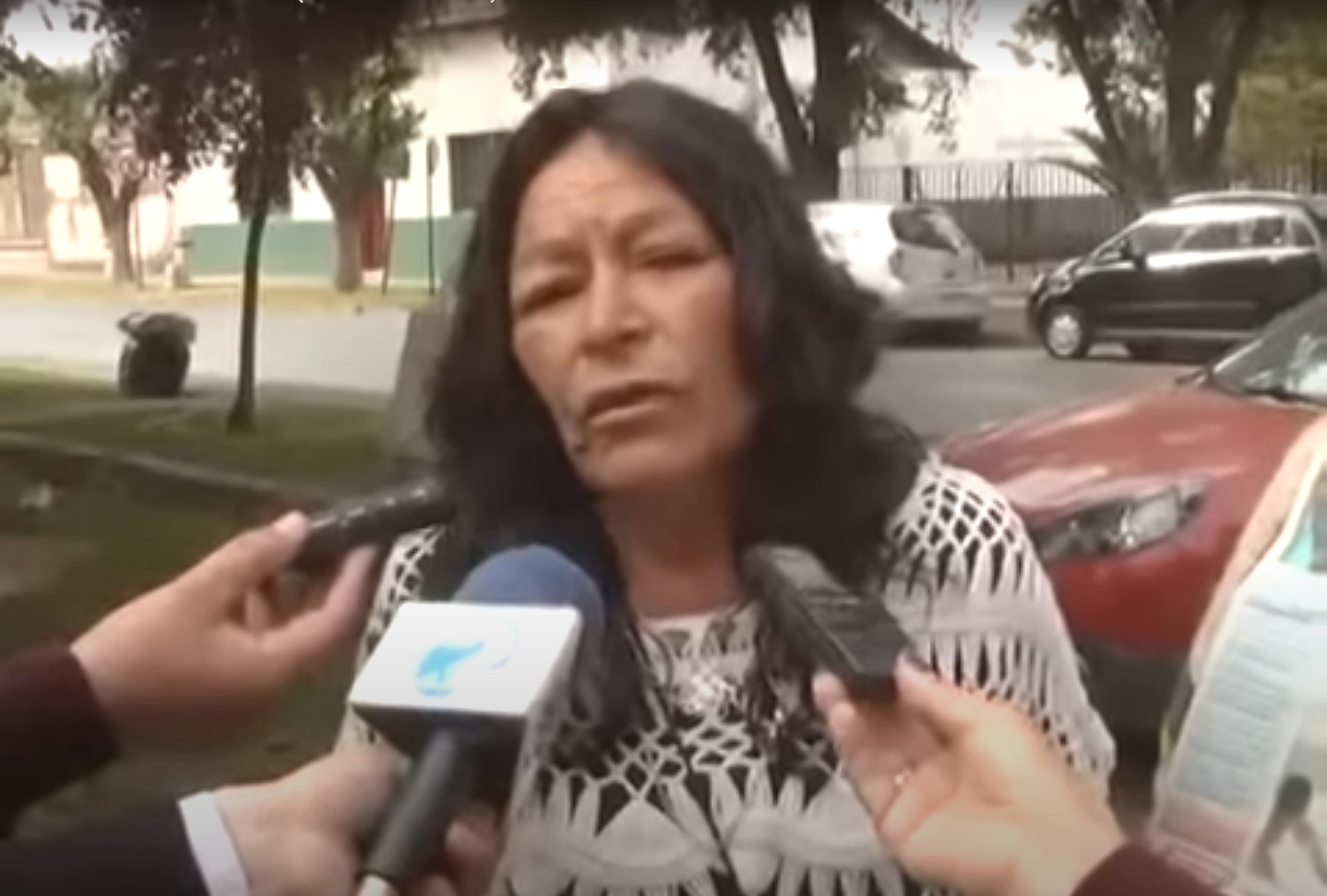 De izquierda a derecha, las manos en la parte inferior son de los periodistas Alejandro Pacheco, Gonzalo Ladrón de Guevara y Elisa Fuentes (YouTube)