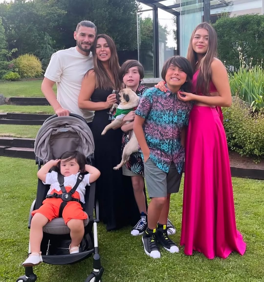 Paulo Garcés junto a Joyce Castiblanco y sus hijos (Instagram)