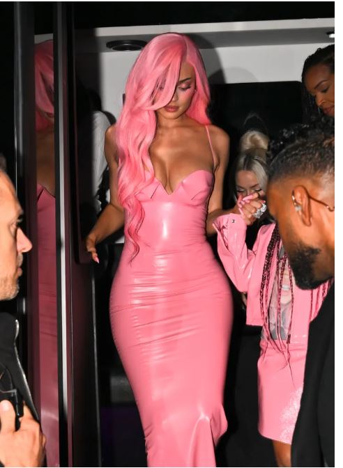 Kylie Jenner luciendo su nuevo look (InStyle)