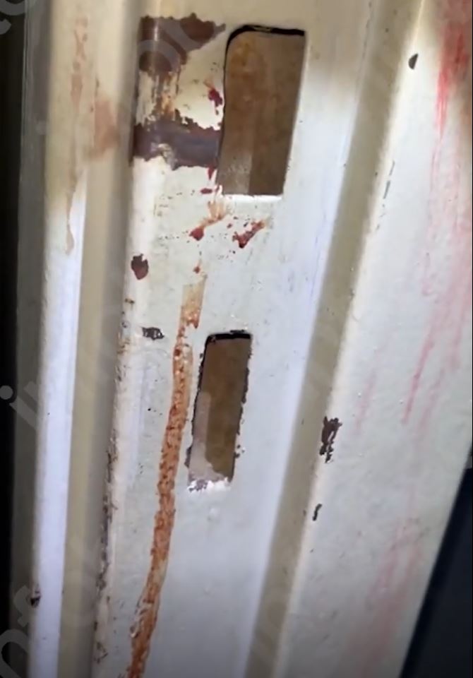 Sangre en marco de las puertas