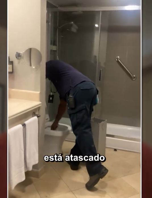 Mantenimiento ayudando a Ibai Llanos