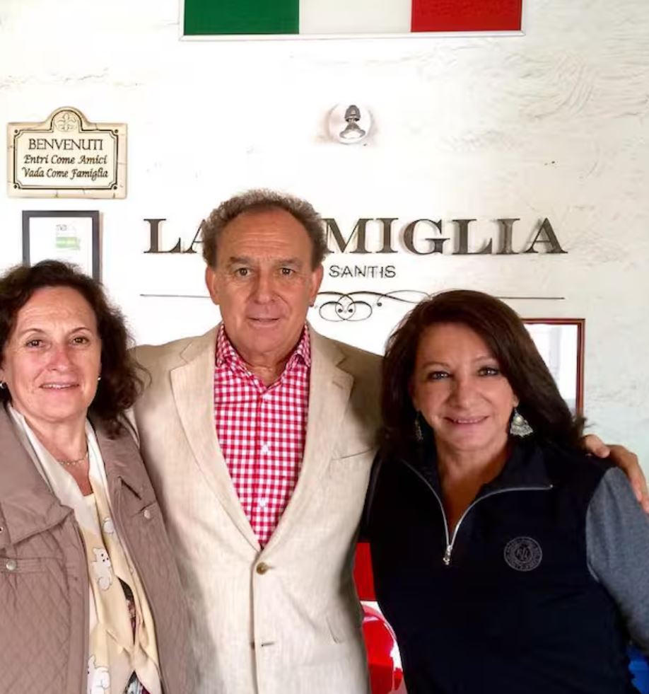Foto de César Antonio Santis en su restaurante