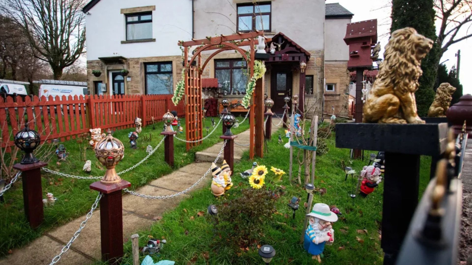 Frontis de la casa con gnomos. / Créditos: SWNS