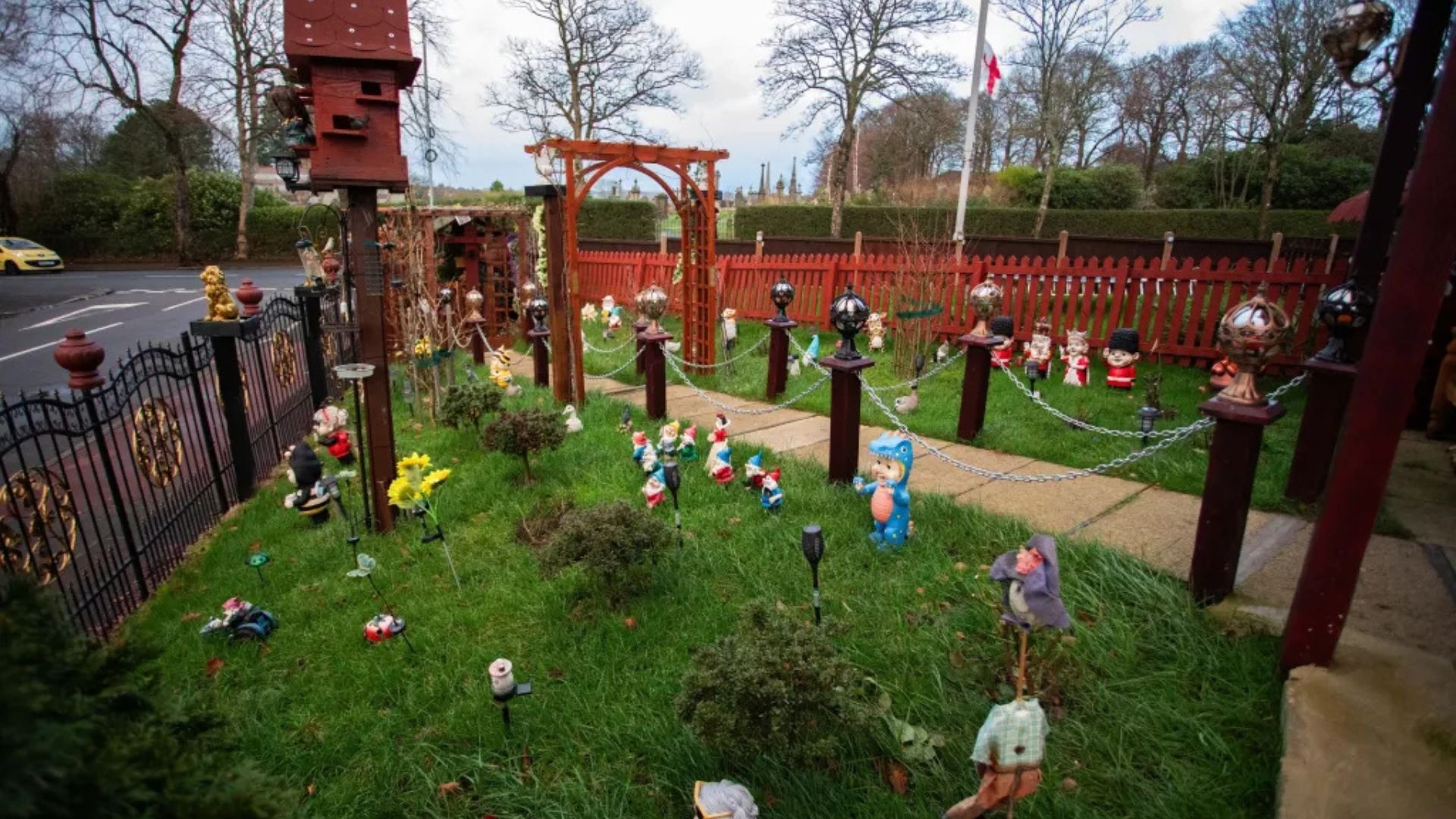 Frontis de la casa con gnomos. / Créditos: SWNS