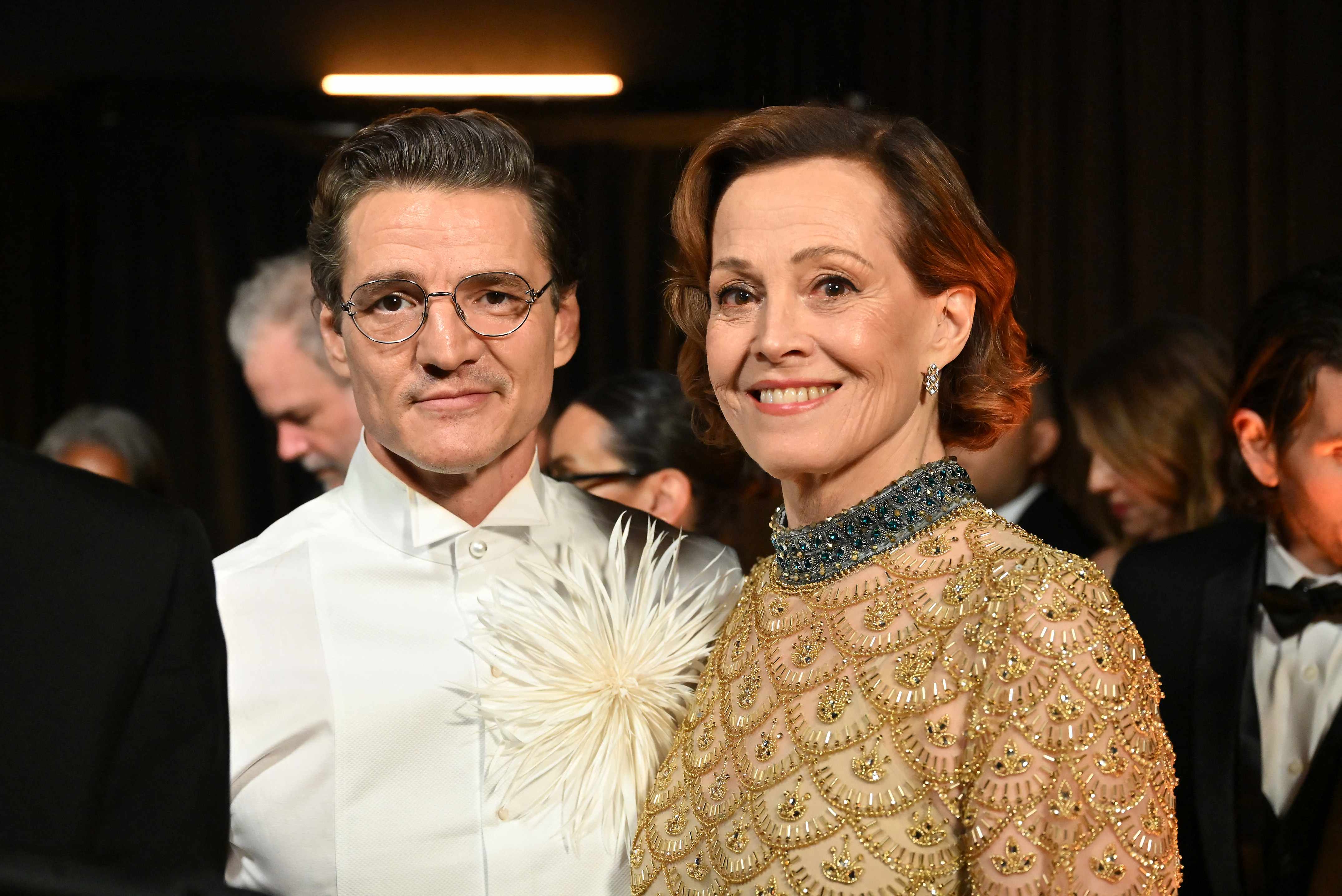 Pedro Pascal junto a Sigourney Weaver en los Premios Óscar 2026. / AFP.